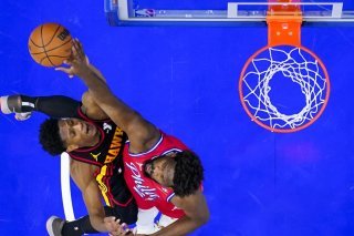 Joel Embiid (à droite) a brillé face aux Hawks vendredi KEYSTONE/AP/Chris Szagola